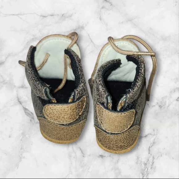 Infant Old Wear Baby moccasins - Picture 2 of 5